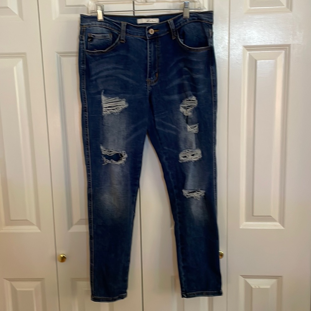 KanCan Women’s stretch ripped jeans, size W13 (waist 32”). Inseam 27”.